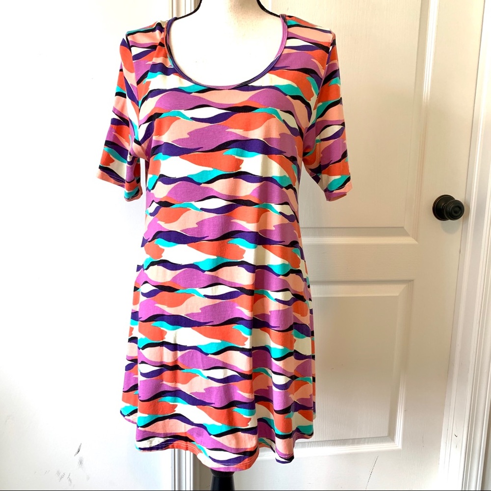 LULAROE Short Sleeved Wave Patterned Top—SZ. Lg